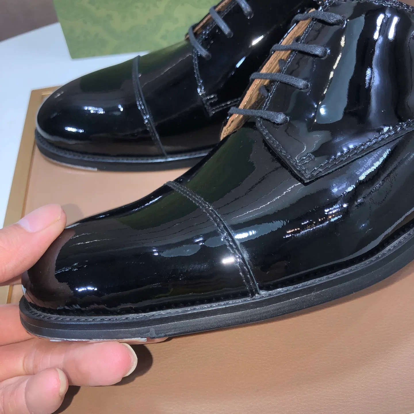 Men's shoes 💰660💰 Brand: GUCCI (Gucci) Standard code: Men's size 38/44 (45/46 can be customized) Grade: Same as the official website Original quality Material: Original cowhide Water-dyed cowhide lining Original rubber outsole Style category: Men's fashionable casual leather shoes Distinguished big-name luxury elements top luxury Color: Actual picture